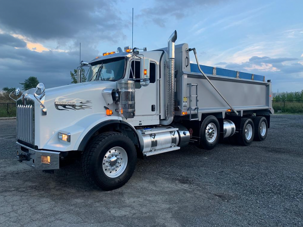Kenworth W900B Buyer’s Guide: What You Need to Know
